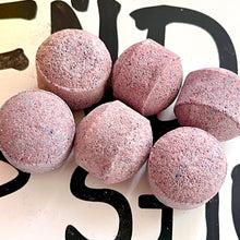 Cargar imagen en el visor de la galería, Warm Gingerbread, Pack Of 10 Chill Pills - Mini Bath Bombs 140g (14g e)