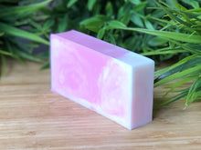 Charger l&#39;image dans la galerie, Vente ! Raspberry Ripple, avec huile de pépins de framboise - Barre de savon 110 g