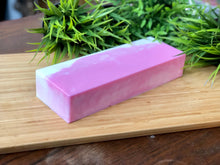 Charger l&#39;image dans la galerie, Vente ! Raspberry Ripple, avec huile de pépins de framboise - Barre de savon 110 g